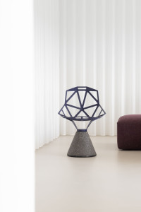 Вращающееся кресло с бетонным основанием