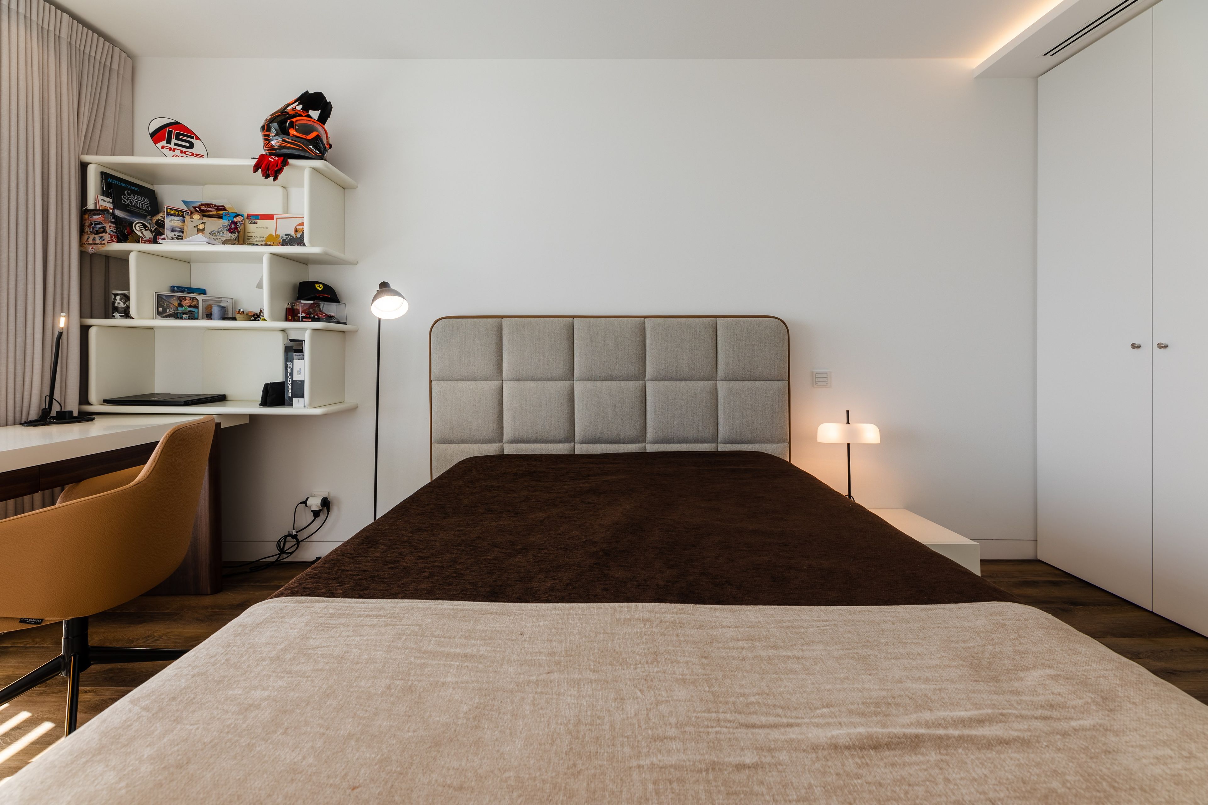 Бархатная двуспальная кровать с мягким изголовьем Stylish Club Мадрид ARCH-00147357 - Вид №12