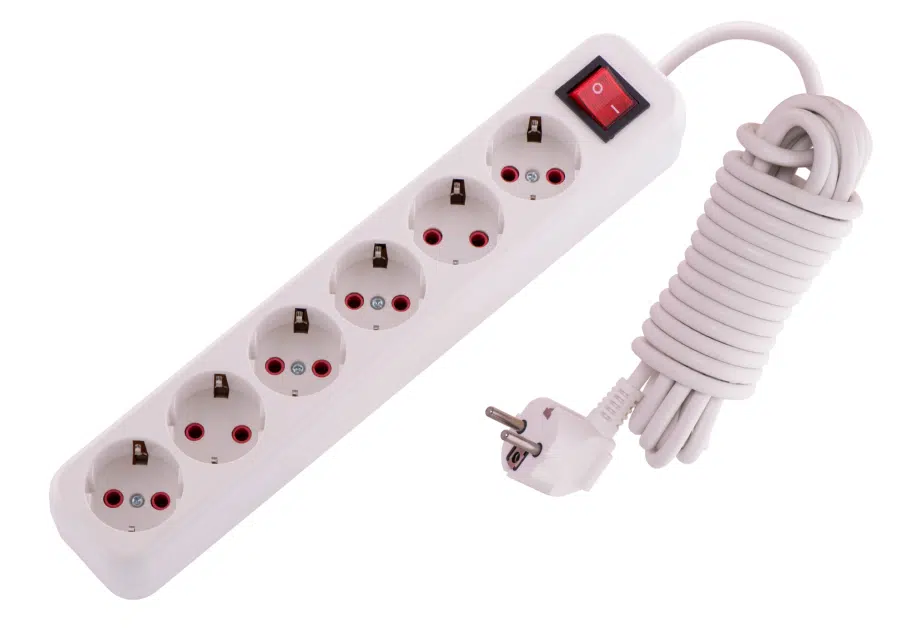 LILA Удлинитель с заземлением 6 входов 5 метров с выключателем белый LEZARD 720-0605-602