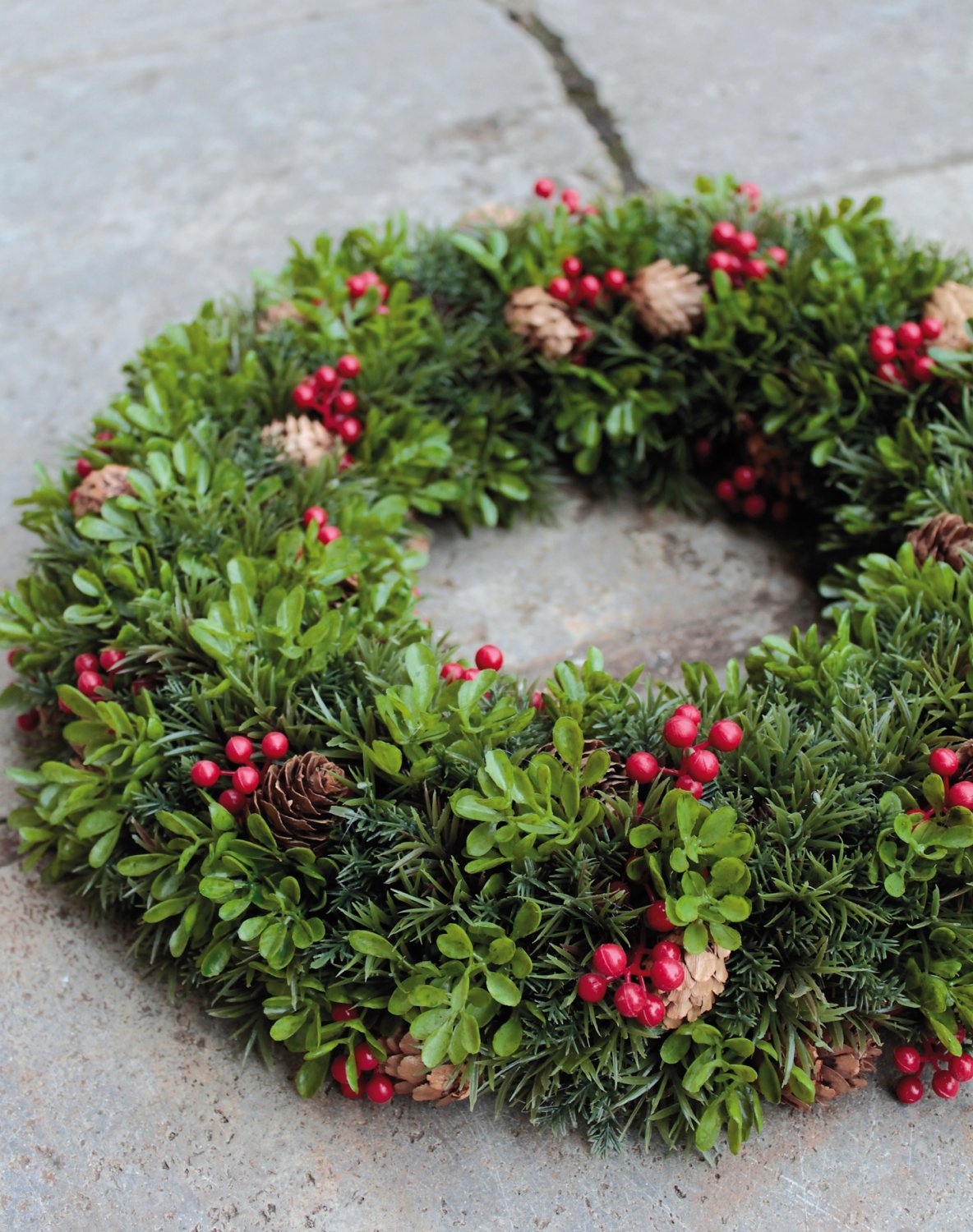 1040 883 a3 Венок искусственный 'ель / самшит / ягоды / шишки', Ø 37 см, зеленый H-andreas  - Вид №5