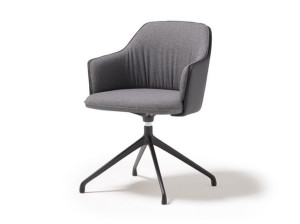 Тканевый стул с подлокотниками