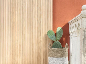 Панель с трехмерными эффектами из массива дерева