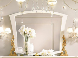 Настенное зеркало в рамке