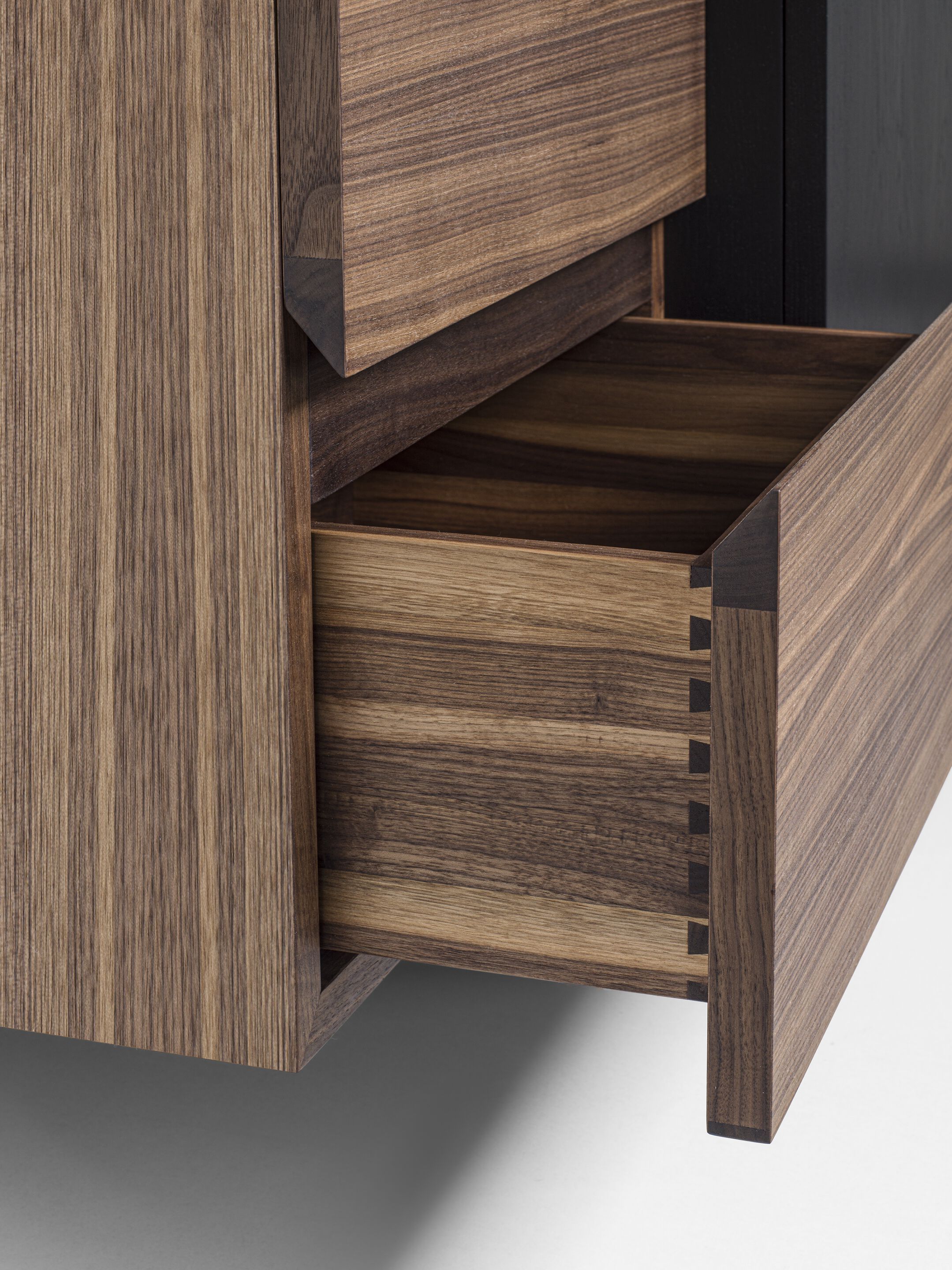 Шкаф из массива дерева с распашными дверцами и ящиками Riva 1920 APARADOX ARCH-00107281 - Вид №3