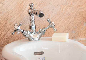 Gentry Home Центр смесителя для раковины до центра два отверстия под смеситель мм Antique Темное золото GH103186 - Вид №1