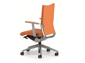 Кожаное офисное кресло с колесами и подлокотниками с 5 спицами