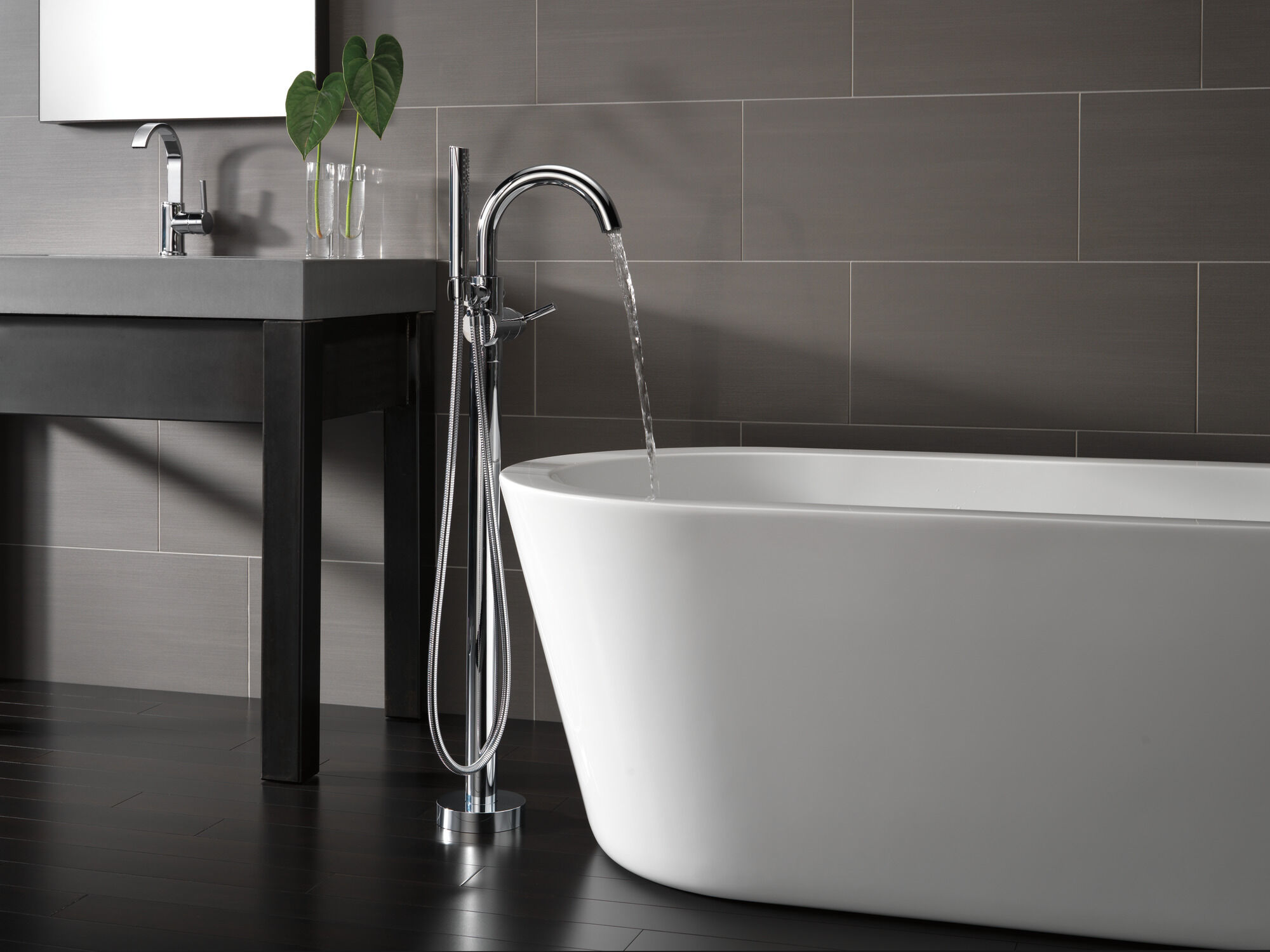 Современный напольный наполнитель для ванны с одной ручкой и ручным душем Delta Faucet 144759-FL - Вид №8