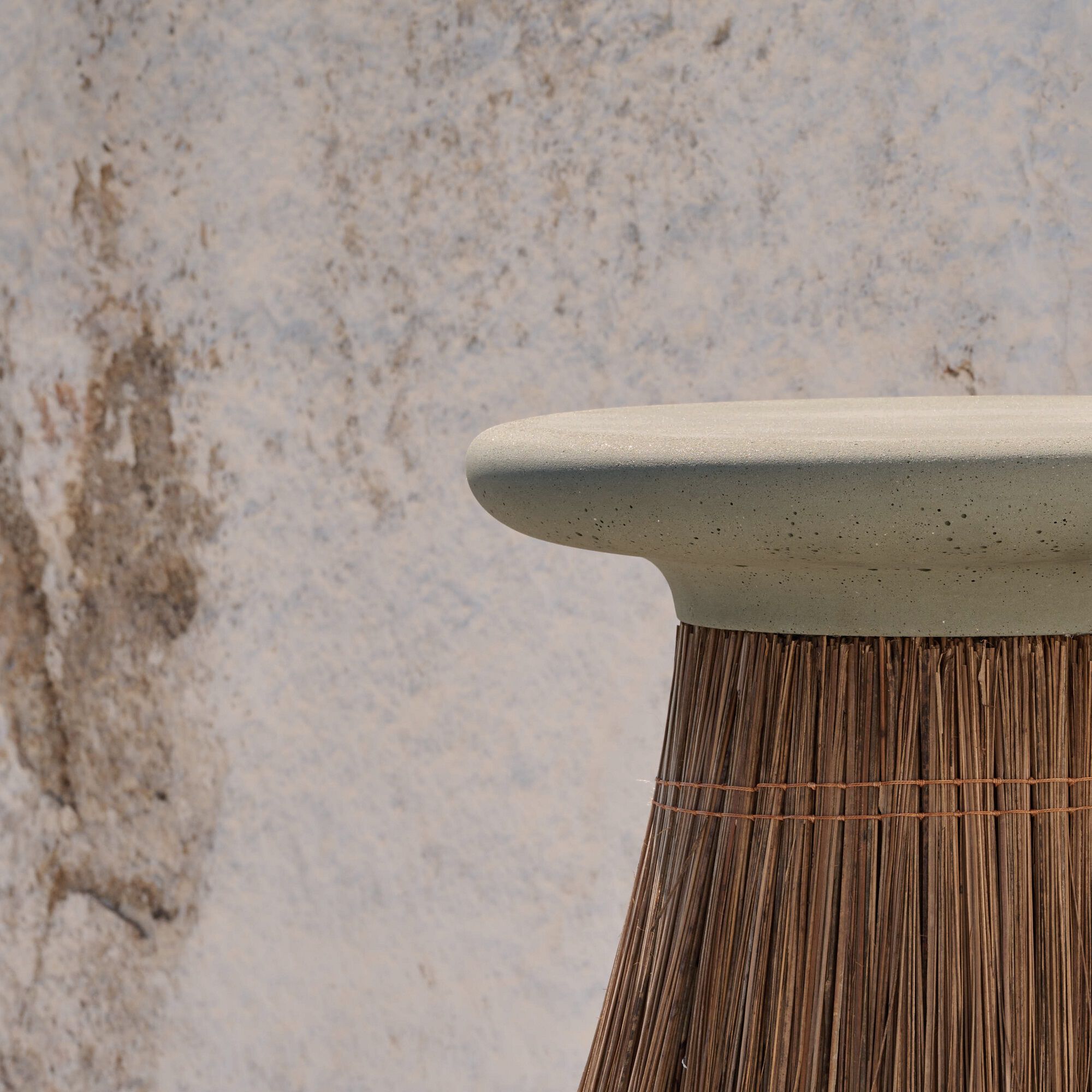 Бетонный низкий круглый журнальный столик URBI et ORBI Medius Terra ARCH-00030587 - Вид №6