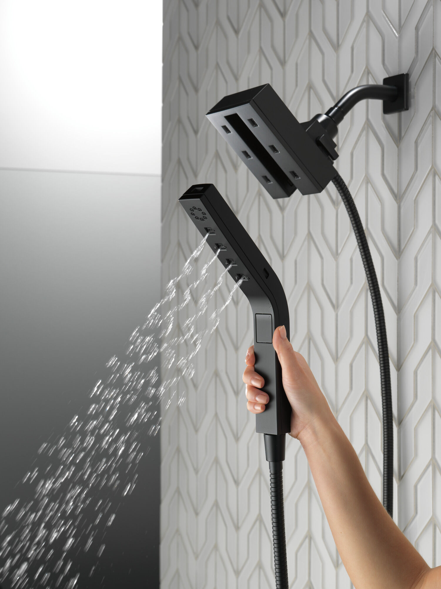 58473-BL H2Okinetic® In2ition® Душ два в одном с 4 настройками Delta Faucet Universal Showering Матовый черный  - Вид №6
