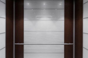 FSRT710 Интерьер лифта Levele-102 с основными панелями задней стены из стекла vivigraphix graphica с прослойкой cairo и стандартной отделкой; основные панели боковых стенок из вивихромового хромового стекла с белой прослойкой и отделкой opalex; акцентные