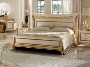 Деревянная двуспальная кровать с высоким изголовьем