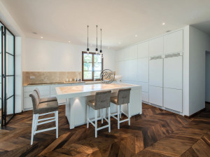 Кухня из массива дерева с островом на заказ