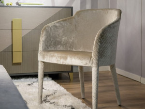 Мягкий тканевый стул с подлокотниками