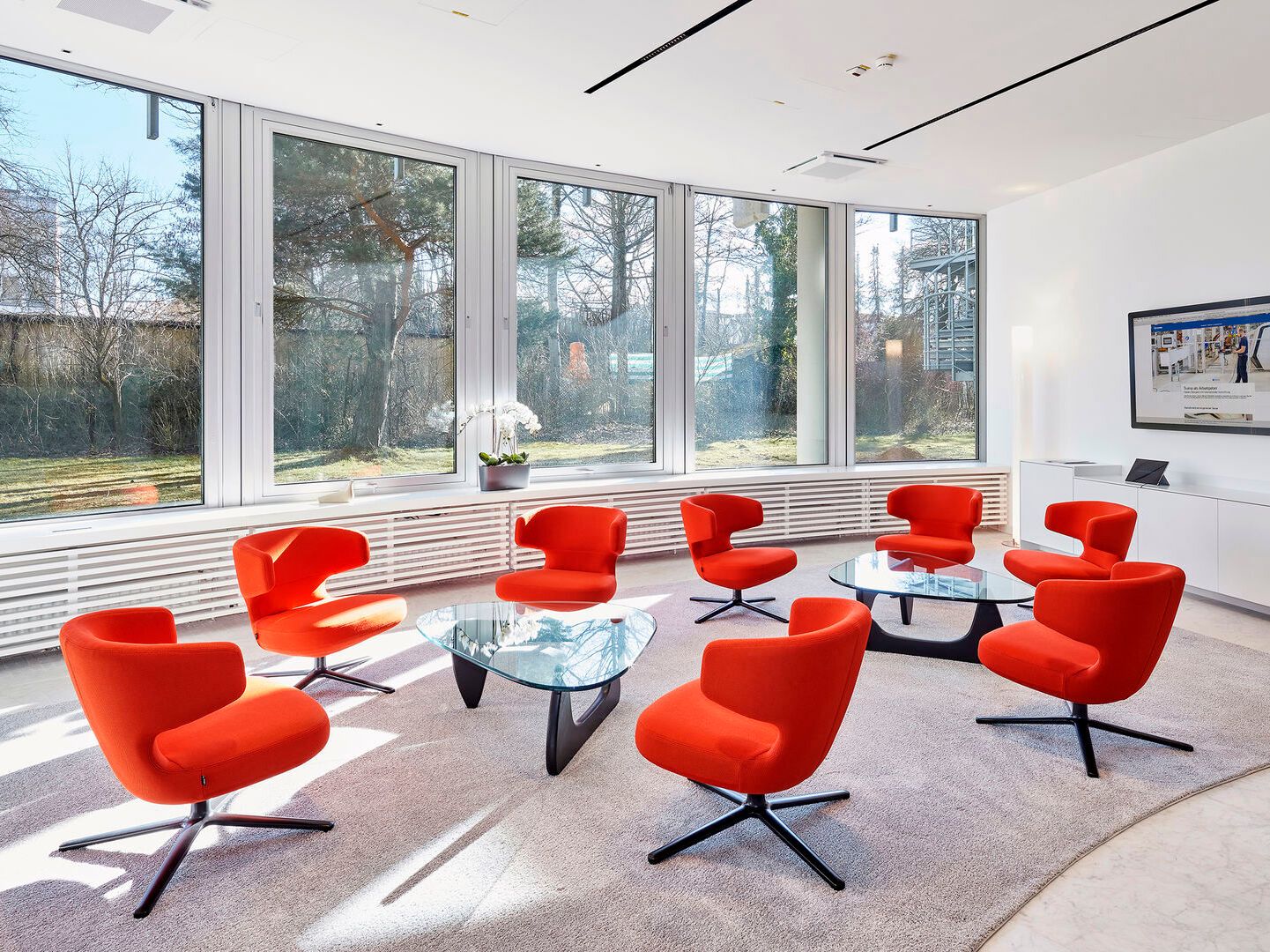 Журнальный столик из дерева и стекла In Stock Vitra ARCH-00065164 - Вид №1