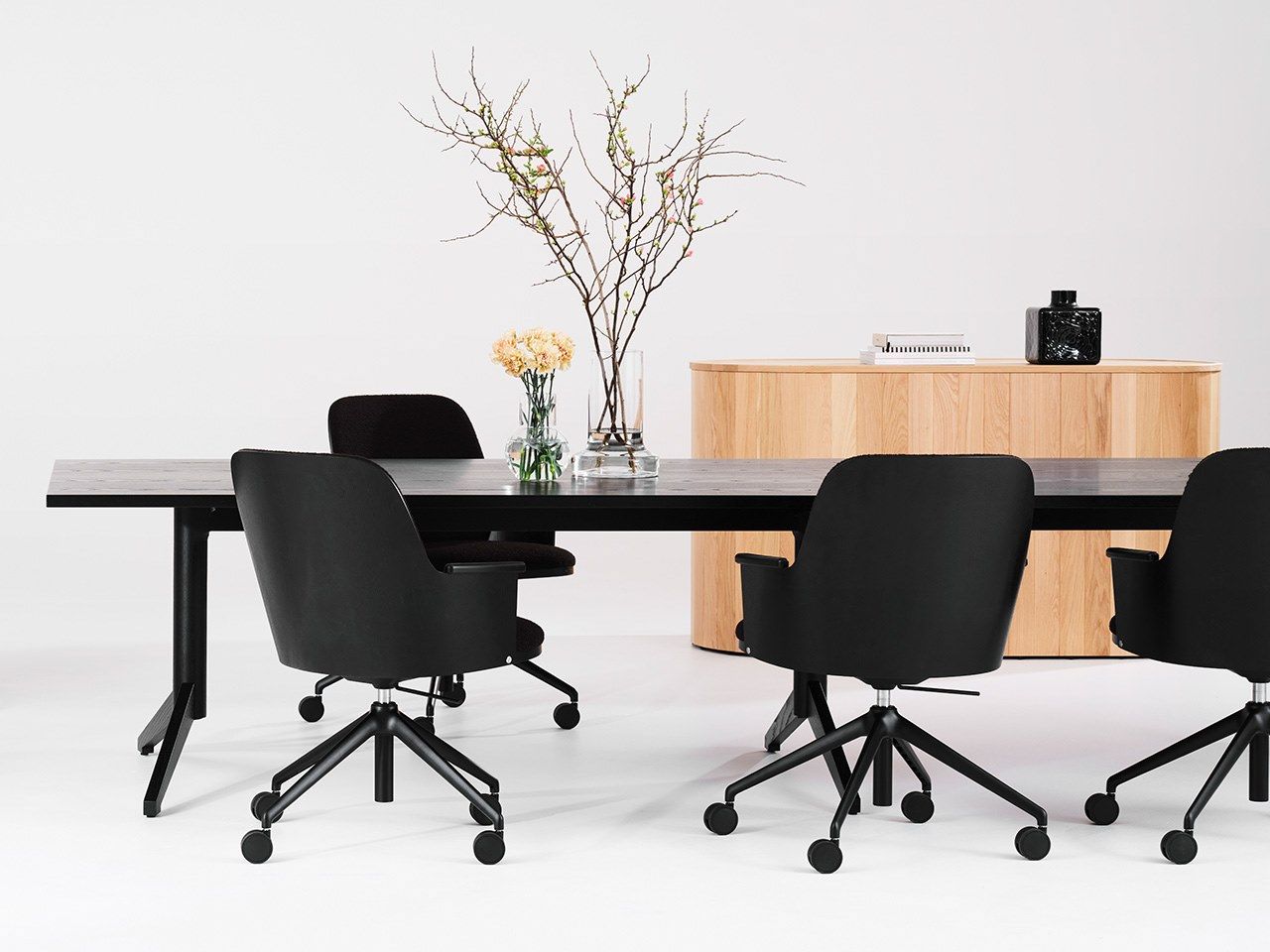 Деревянный стол для совещаний с электрической розеткой Karl Andersson LOCUS ARCH-00148558 - Вид №1