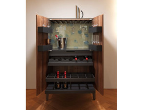 Деревянный барный шкаф со встроенным освещением
