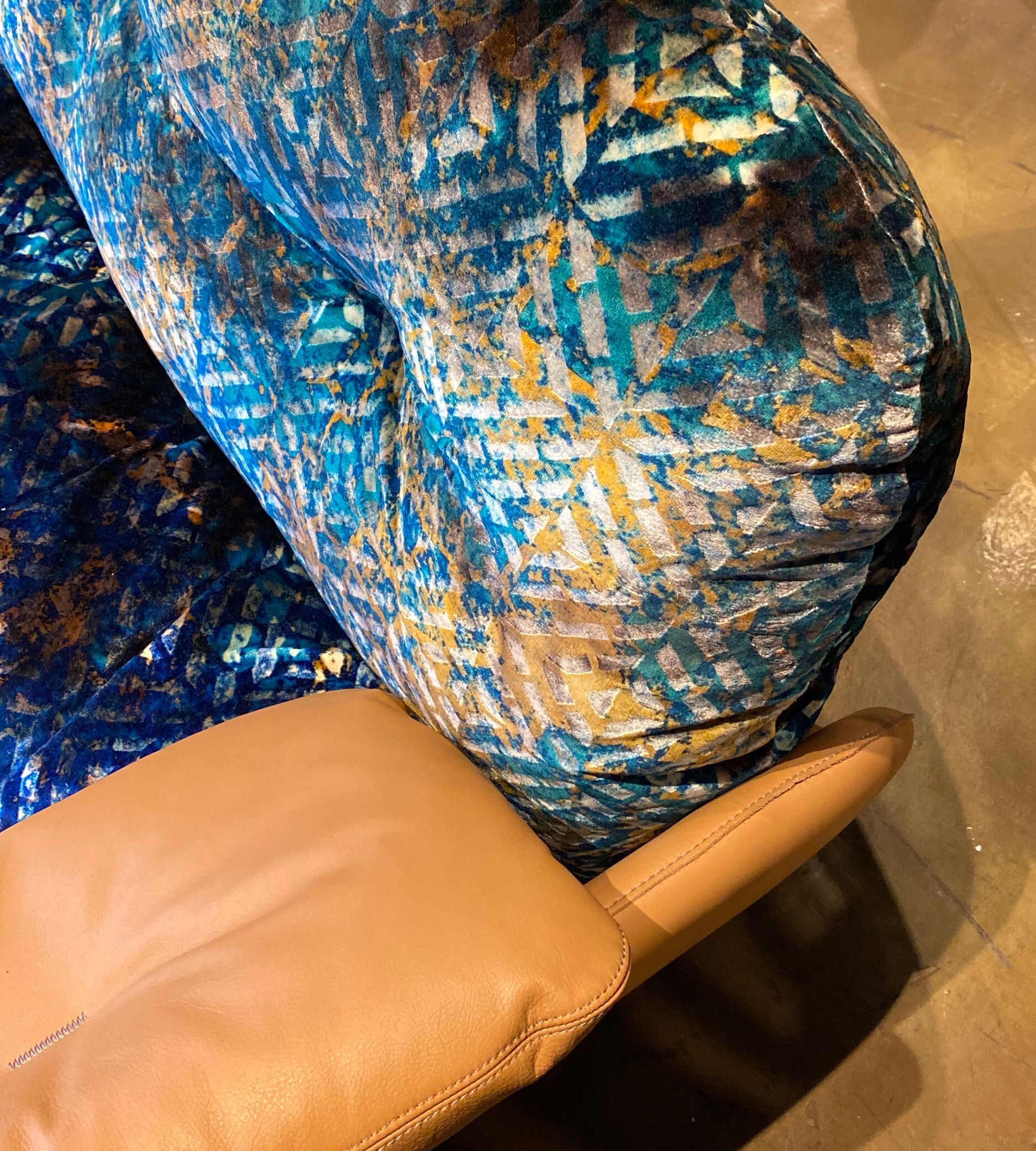 Тканевое кресло с кожаным подлокотником Borzalino Ayton ARCH-00007480