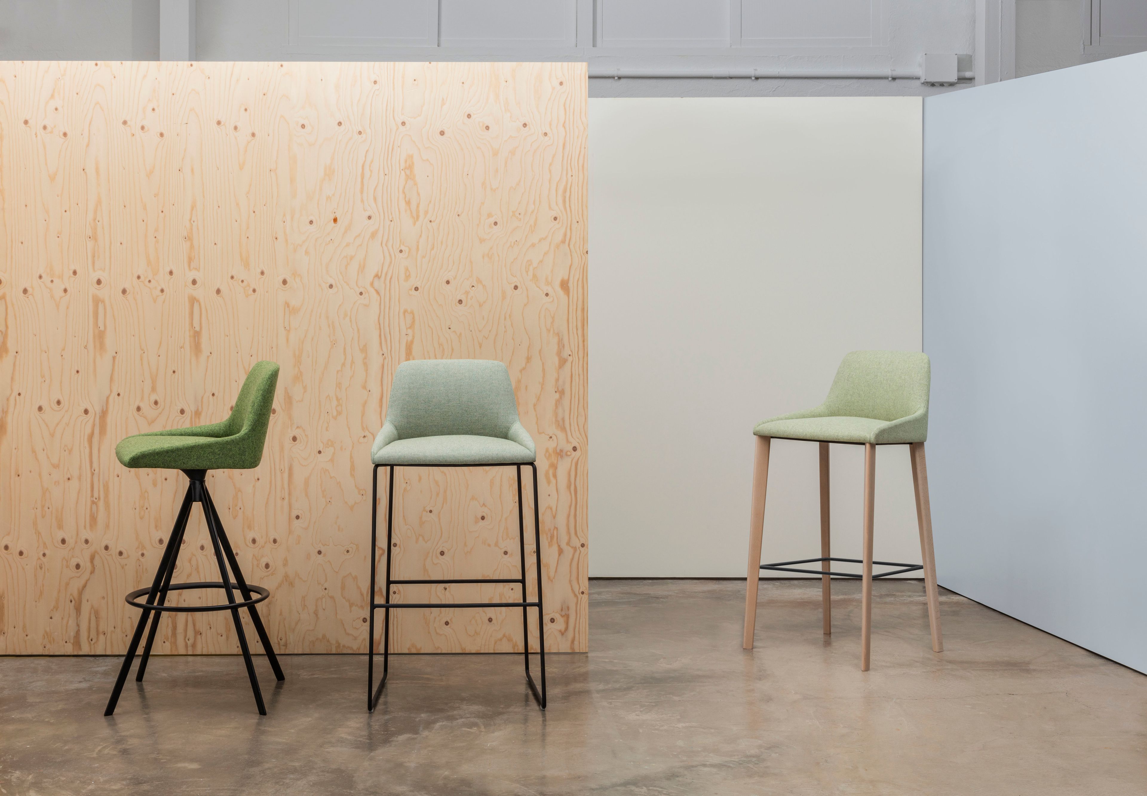 Высокий табурет из ткани Andreu World ALYA BQ1592 / BQ1593 ARCH-00034231 - Вид №3