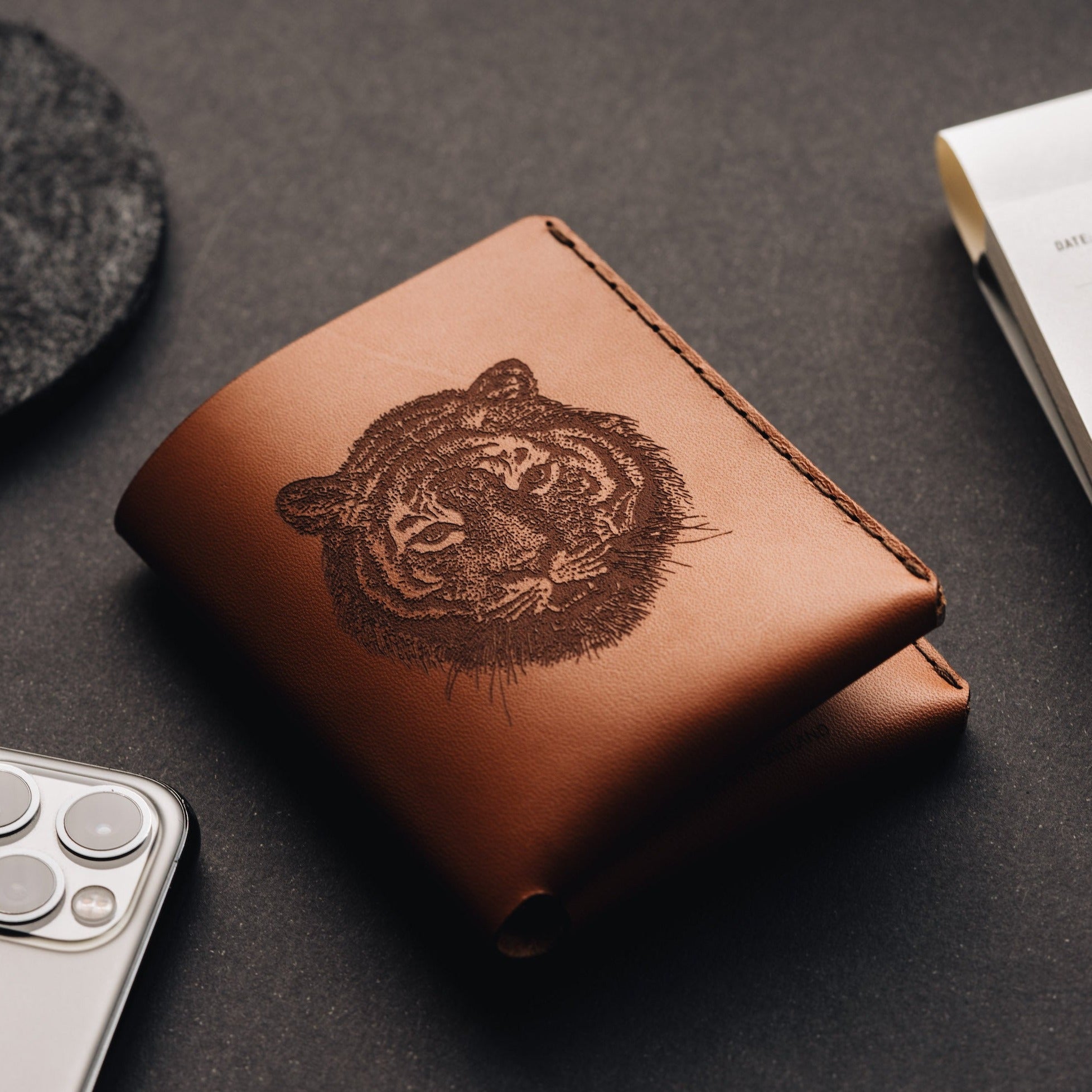 W106WHIS-5AM X 5AM Иллюстрация - Кошелек Winston - Виски Wingback  - Вид №1