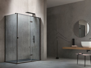 Угловая душевая кабина с распашной дверью