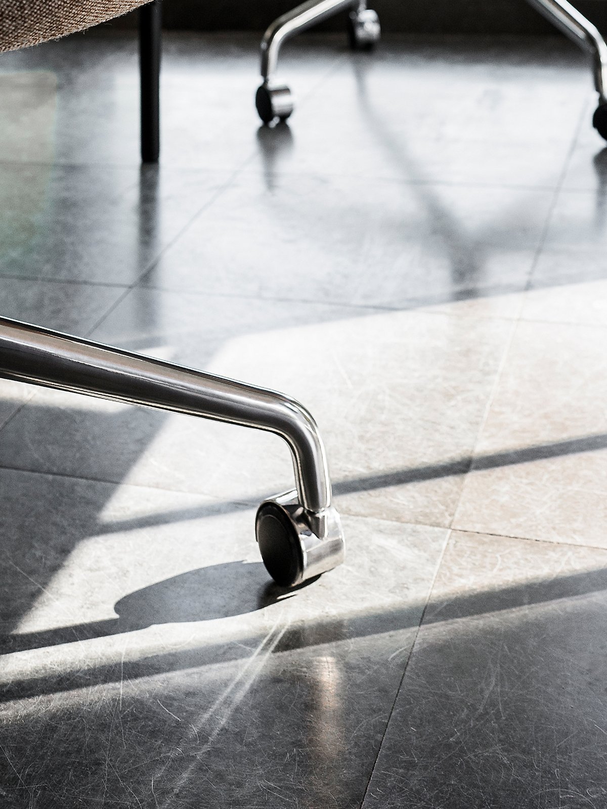 9391004-021H00ZZ MENU Обеденный стул Harbour, Star Base, обитый тканью w. ролики Полированный алюминий с роликами  - Вид №1