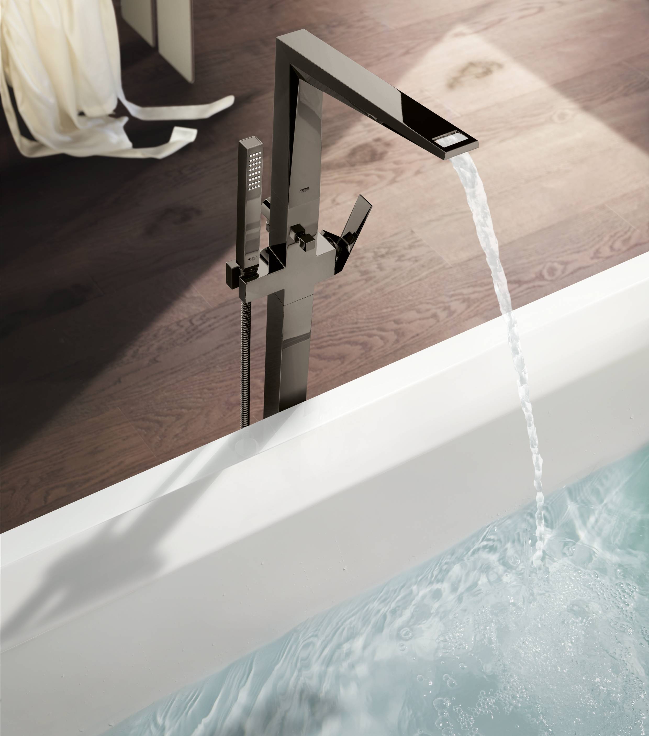 Смеситель для ванны GROHE Allure Brilliant с душевым гарнитуром, верхняя монтажная часть, напольный монтаж, темный графит глянец (23119A00) - Вид №3
