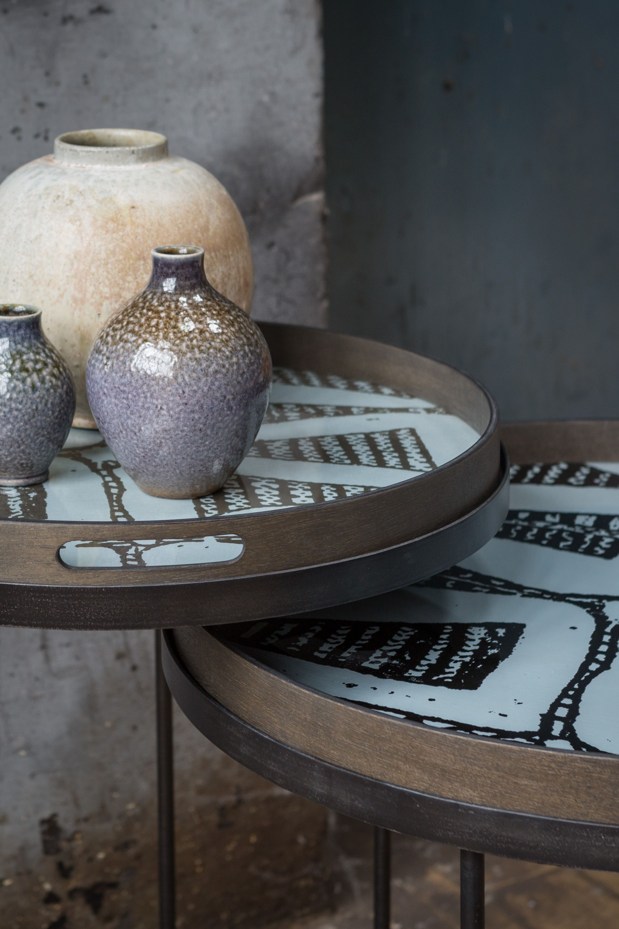 Деревянный круглый журнальный столик Ethnicraft ROUND TRAY TABLE SET ARCH-00081801 - Вид №2