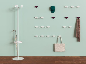 Окрашенная металлическая напольная вешалка