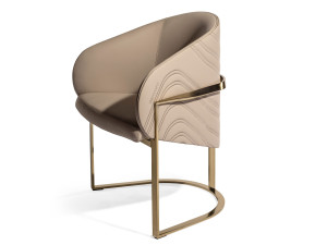 Кожаное кресло с подлокотниками