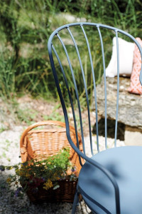 Стальной штабелируемый садовый стул с подлокотниками