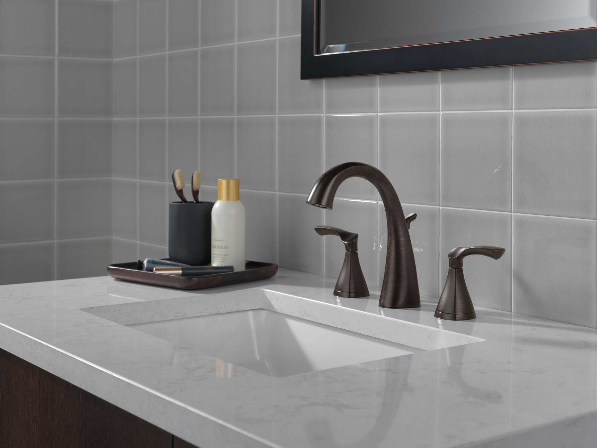 35748LF-RB Смеситель для ванной комнаты с двумя ручками Delta Faucet Sandover Венецианская бронза  - Вид №3