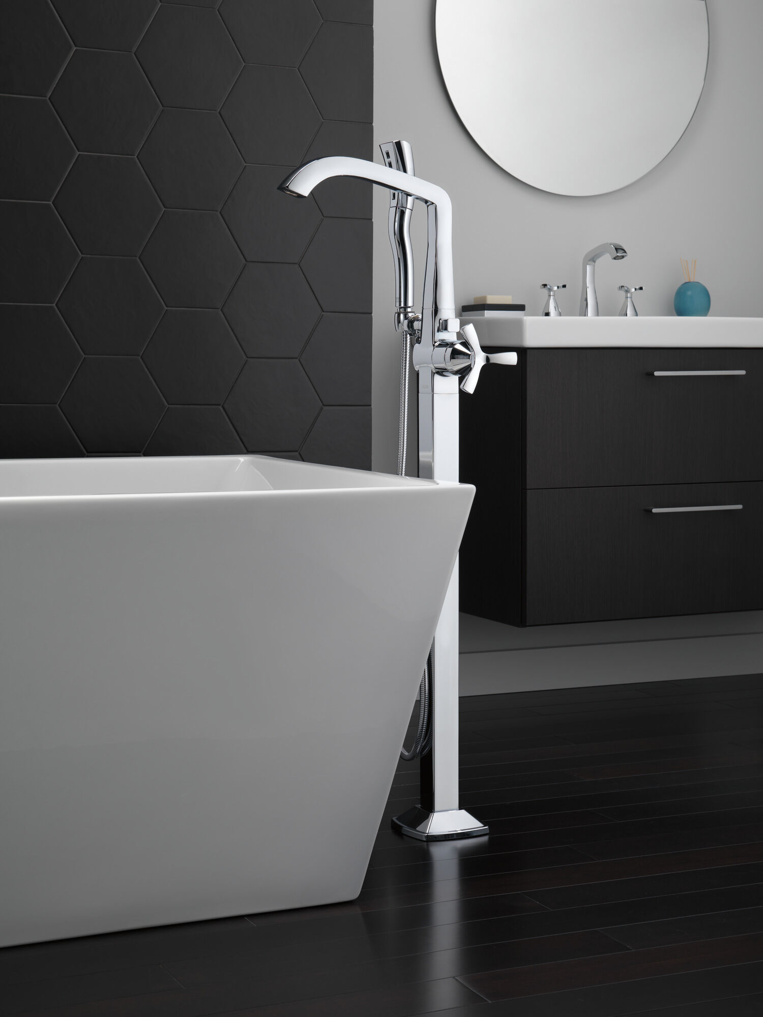 T47766-FL Накладка наполнителя ванны на полу с одной ручкой Delta Faucet Stryke Хром  - Вид №2