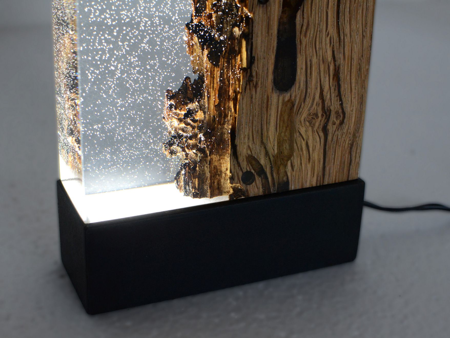 Светодиодная настольная лампа из дуба и смолы alcarol Bricola ARCH-00130784 - Вид №11