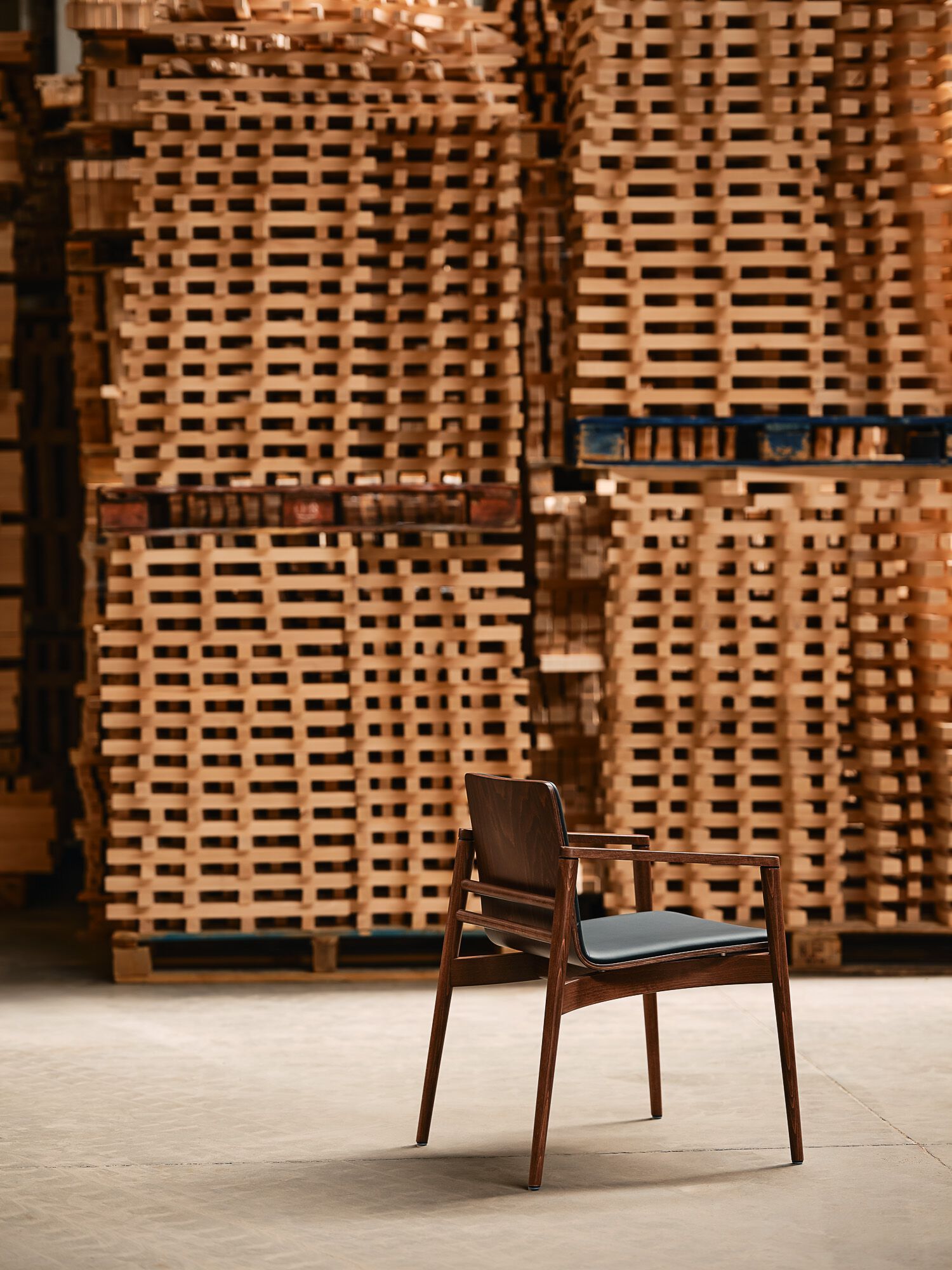 Стул из бука с подлокотниками с мягким сиденьем More Contract Ava ARCH-00105834 - Вид №2