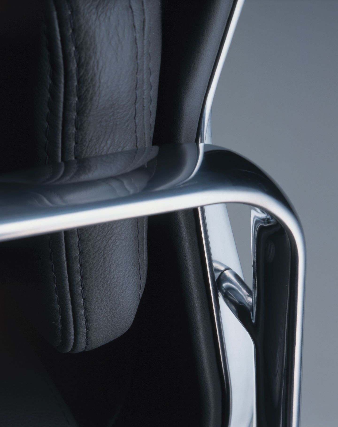 Кожаный стул с подлокотниками VITRA Eames Soft Pad Group ARCH-00088842 - Вид №23