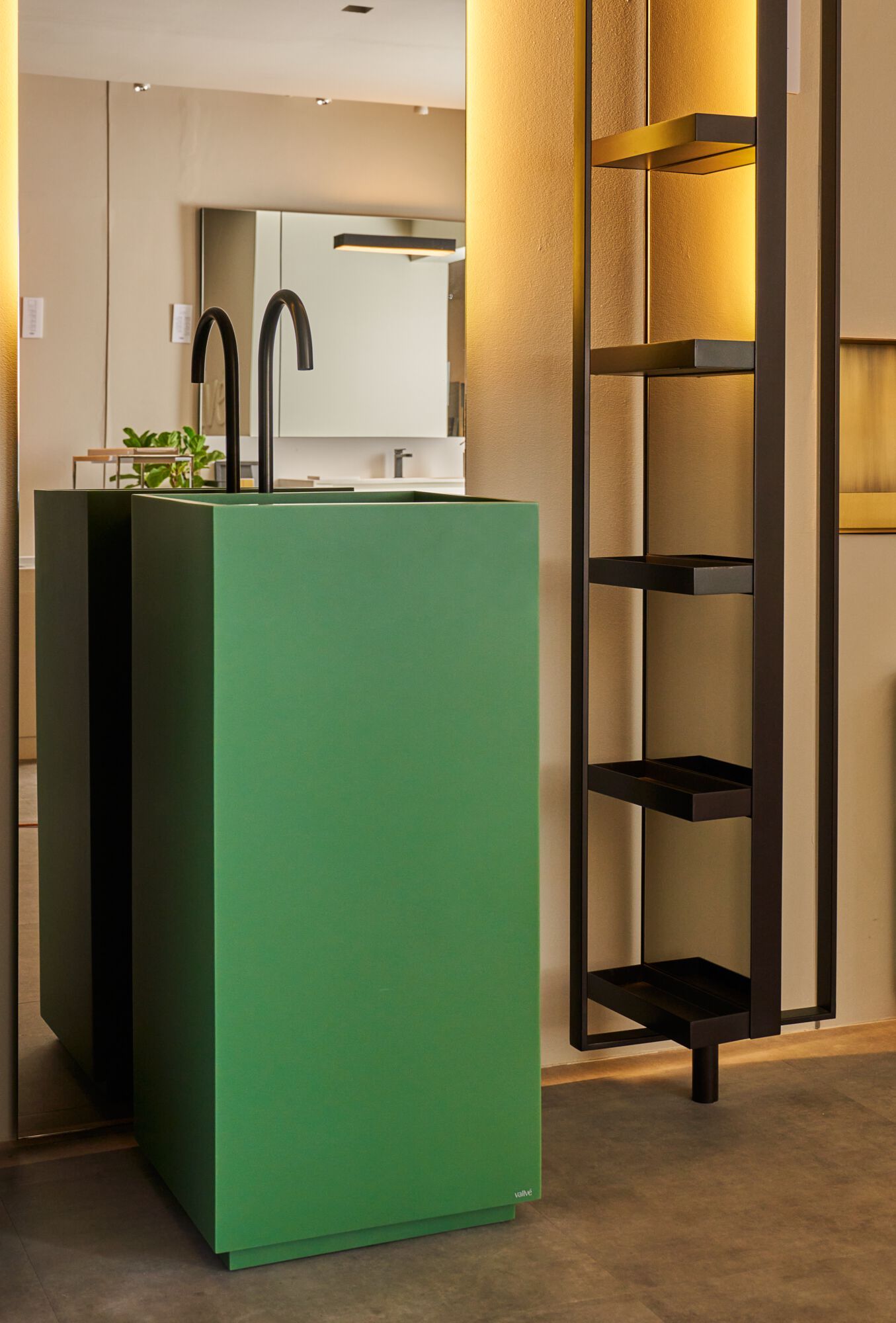 Отдельно стоящий квадратный умывальник из смолы Vallvé WALL ARCH-00109669 - Вид №2