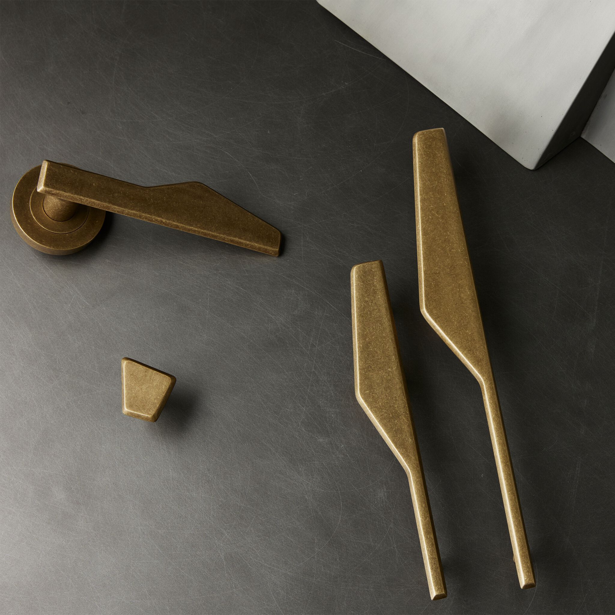 Латунная ручка Lo & Co Interiors Line Series ARCH-00140259 - Вид №1