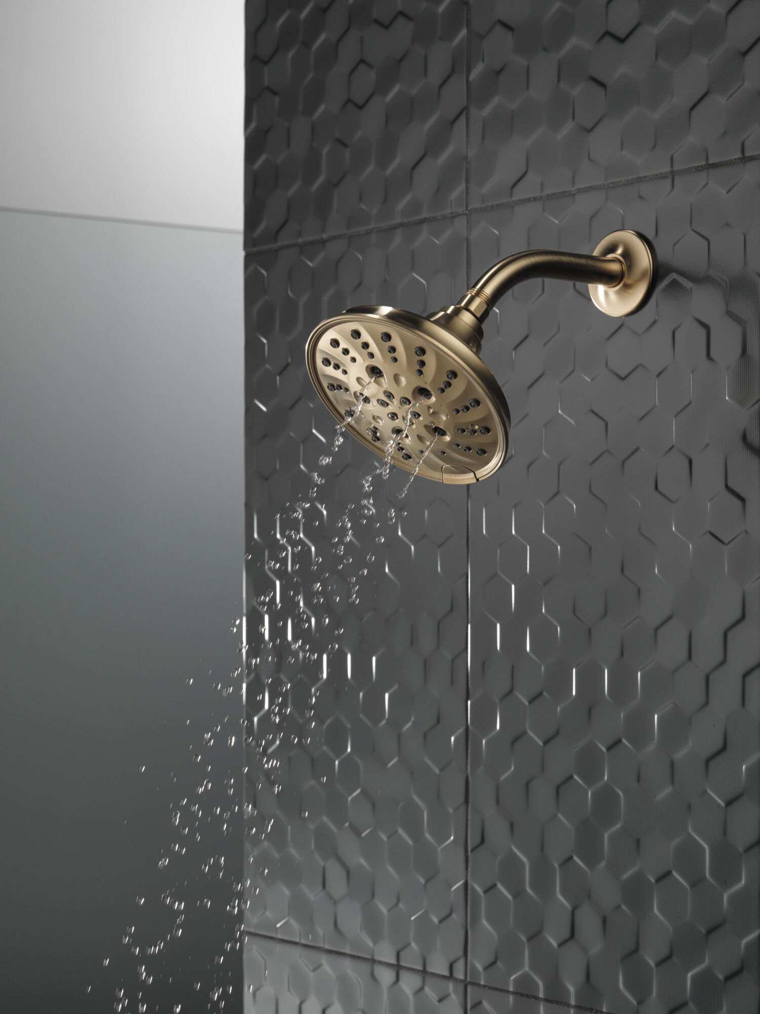 52669-CZ H2Okinetic® Традиционная душевая лейка Raincan с 5 настройками Delta Faucet Universal Showering Шампанское бронза  - Вид №8