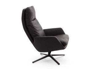 Кожаное кресло с подлокотниками