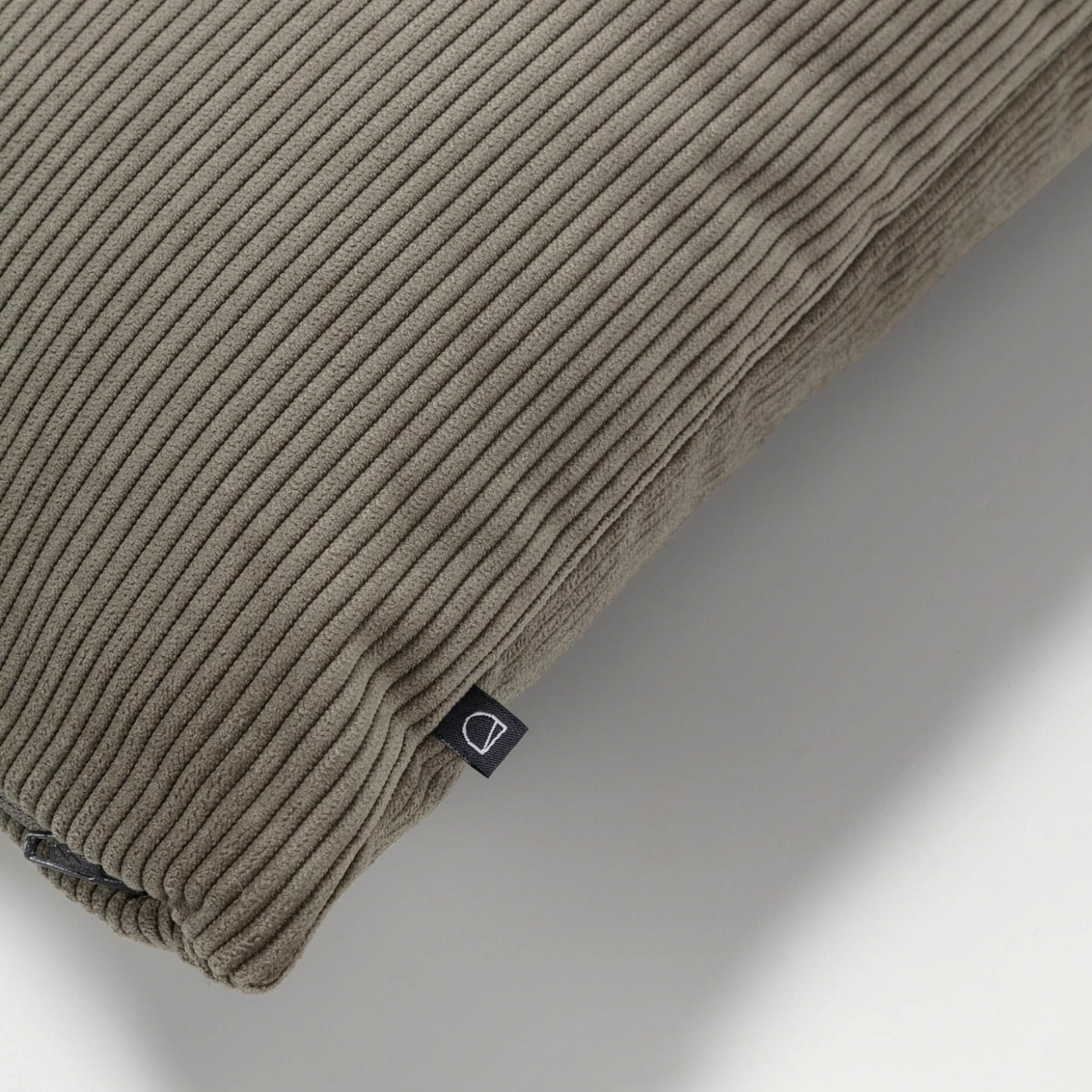 076142 Чехол на подушку 60x60 темно-серый La Forma Namie 