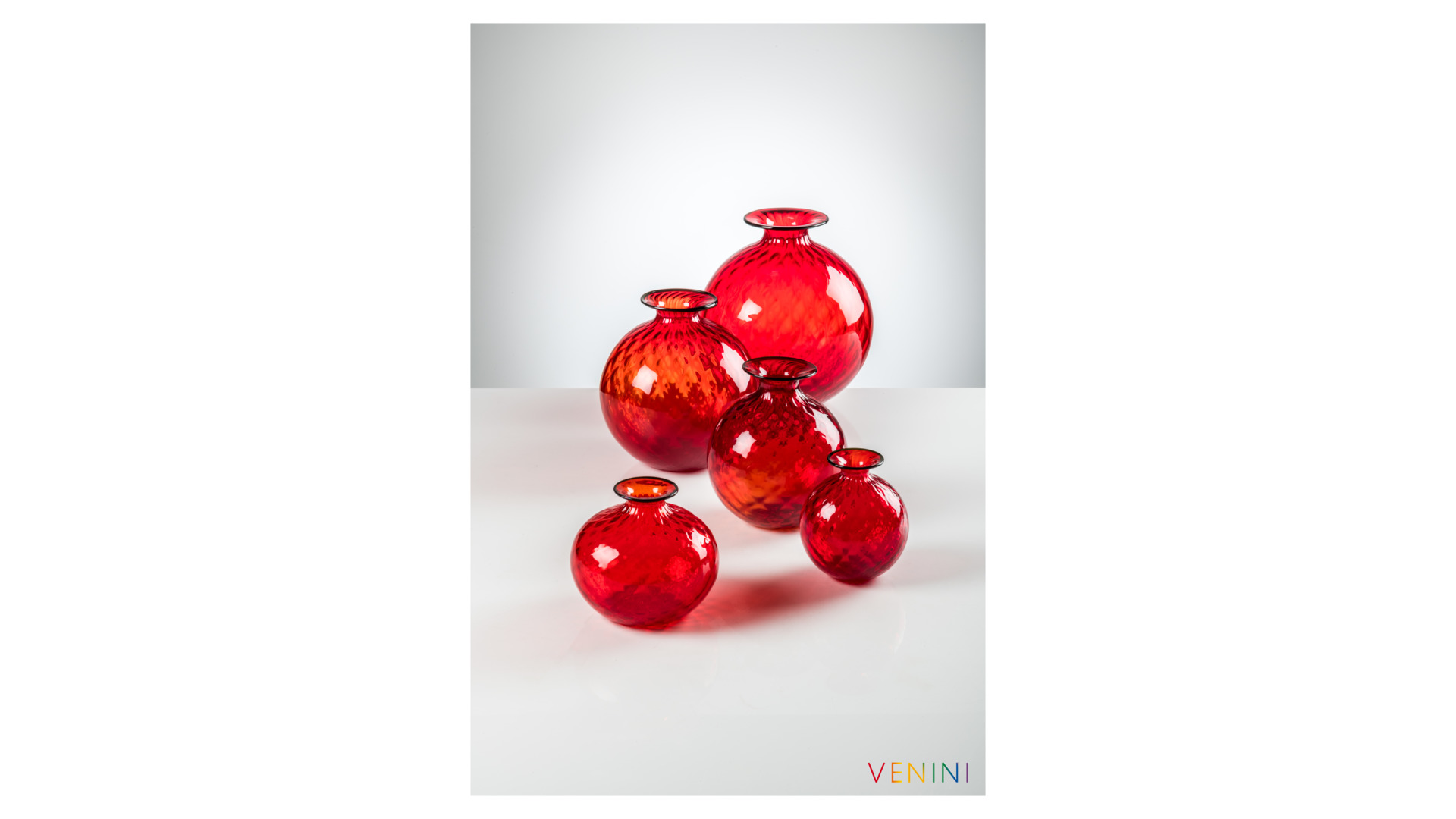 10640953 VENINI Ваза Venini "Монофиори Баллотон" 24,5х21,5см (красная, окантовка зеленое яблоко) Стекло  - Вид №1