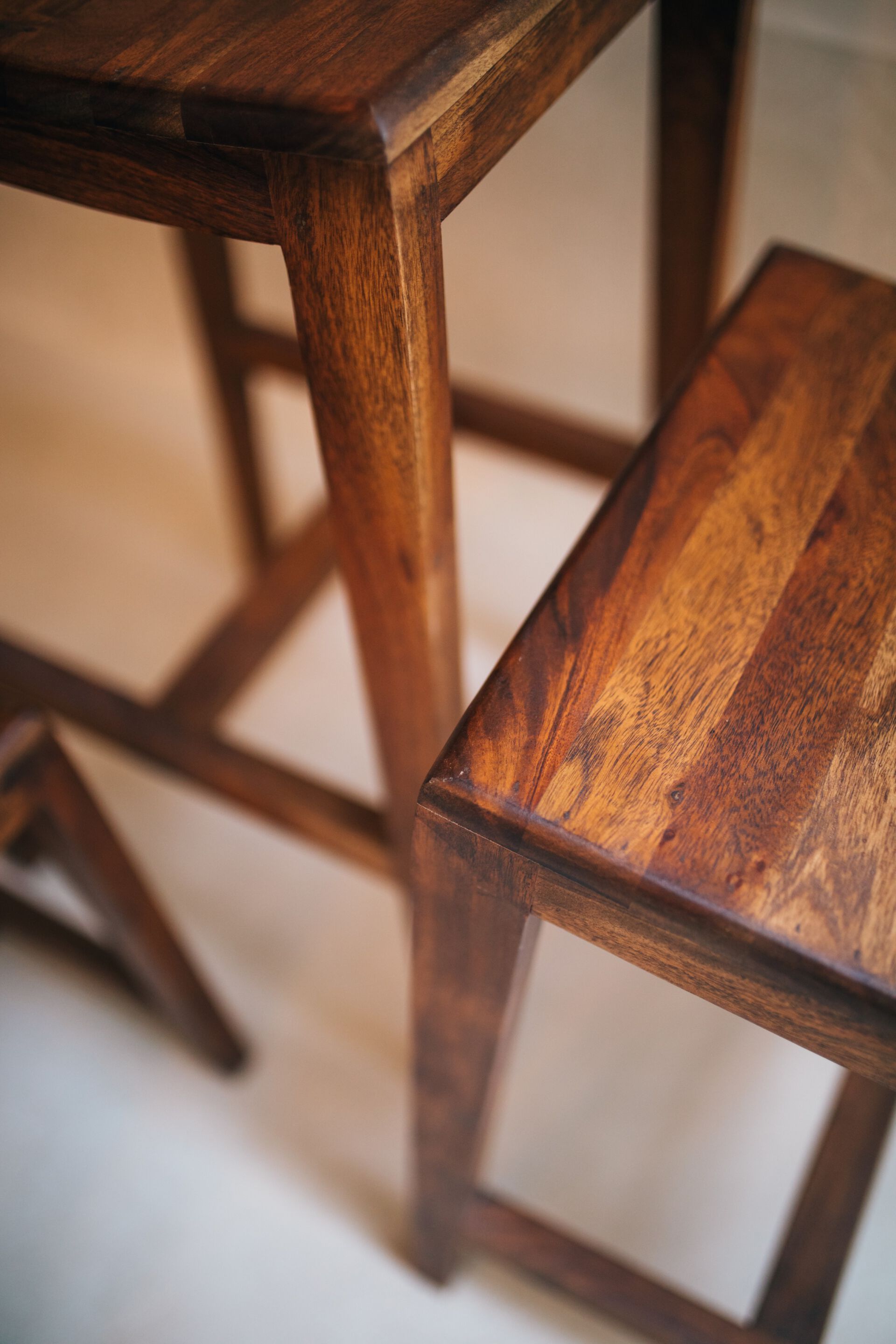 Высокий кухонный табурет из манго с подставкой для ног POMAX KENT ARCH-00119444 - Вид №11