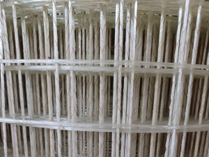 Предварительно сформированная жесткая структурная сетка из стекловолокна