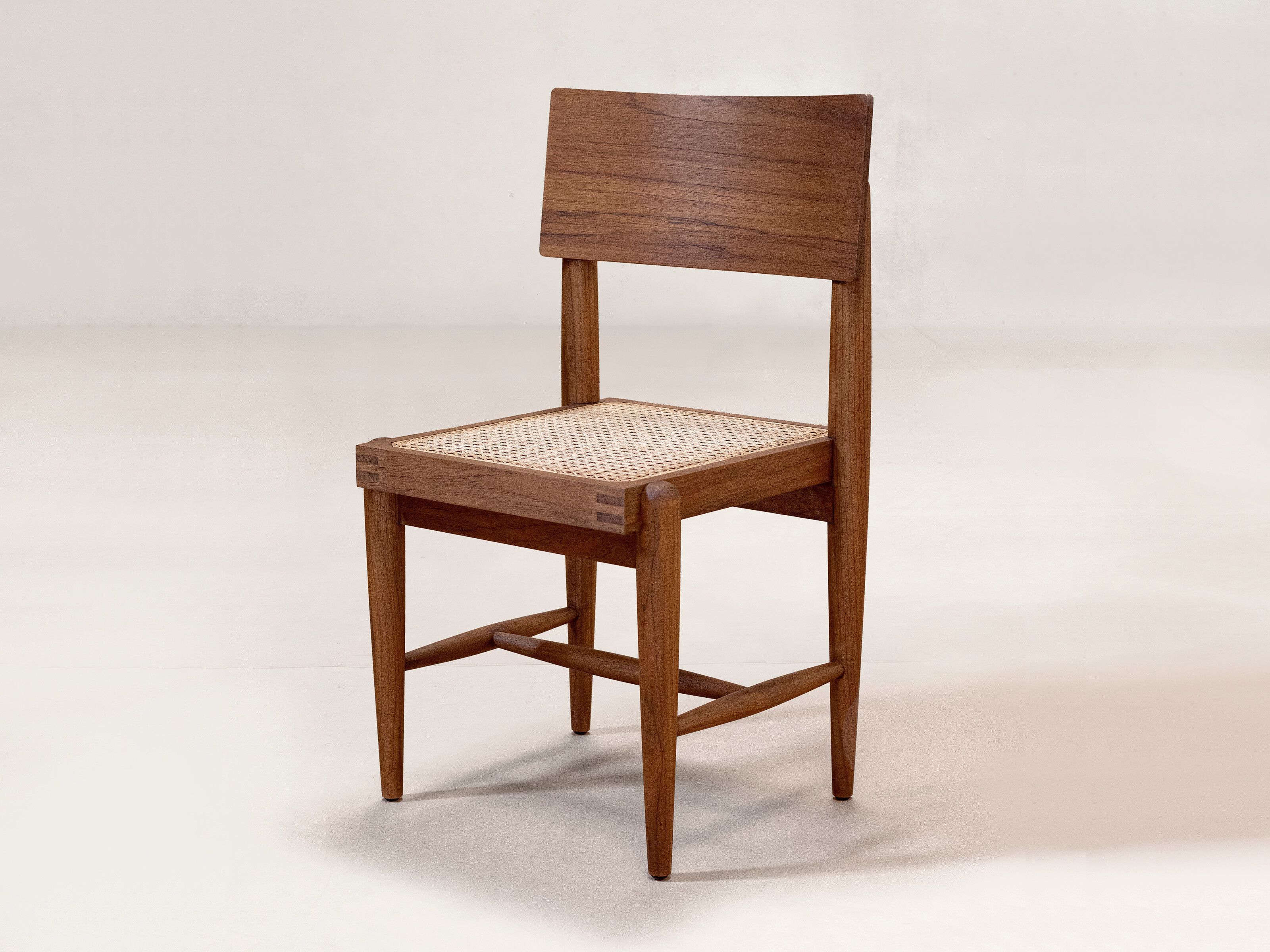 Стул из тикового дерева Phantom Hands Адитья Пракаш ARCH-00143045