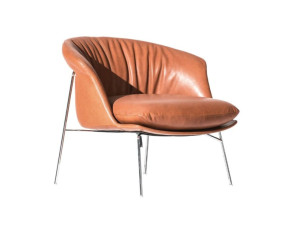 Кожаное кресло с подлокотниками