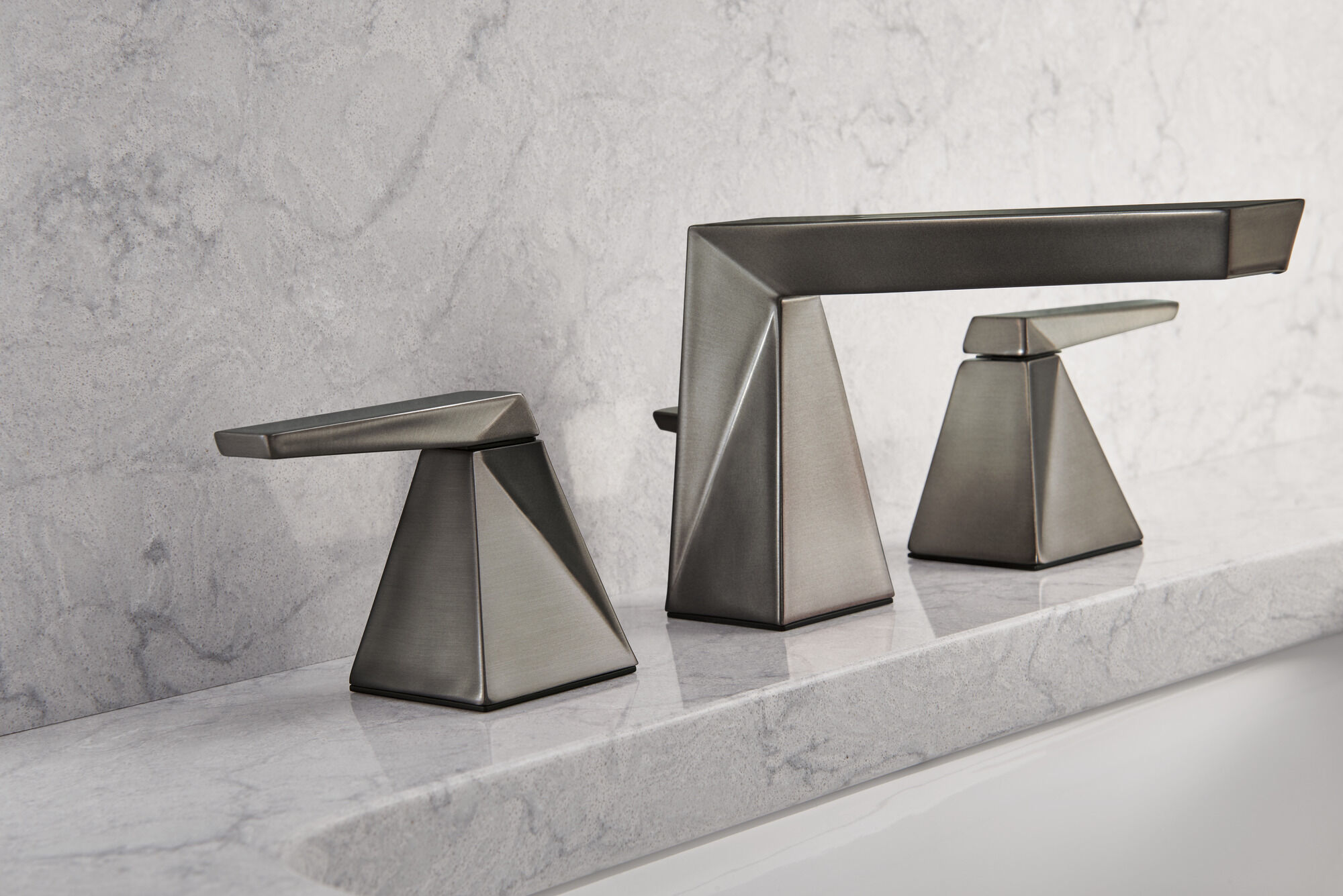 35543-KSMPU-DST Смеситель для ванной комнаты с двумя ручками Delta Faucet Trillian Черный нержавеющий  - Вид №5