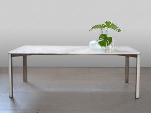 Стол из оникса