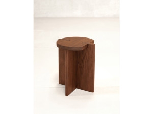 Деревянный низкий стул