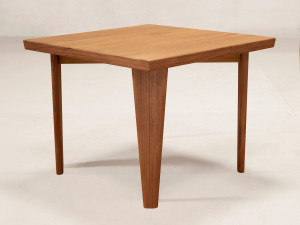Квадратный стол из тикового дерева