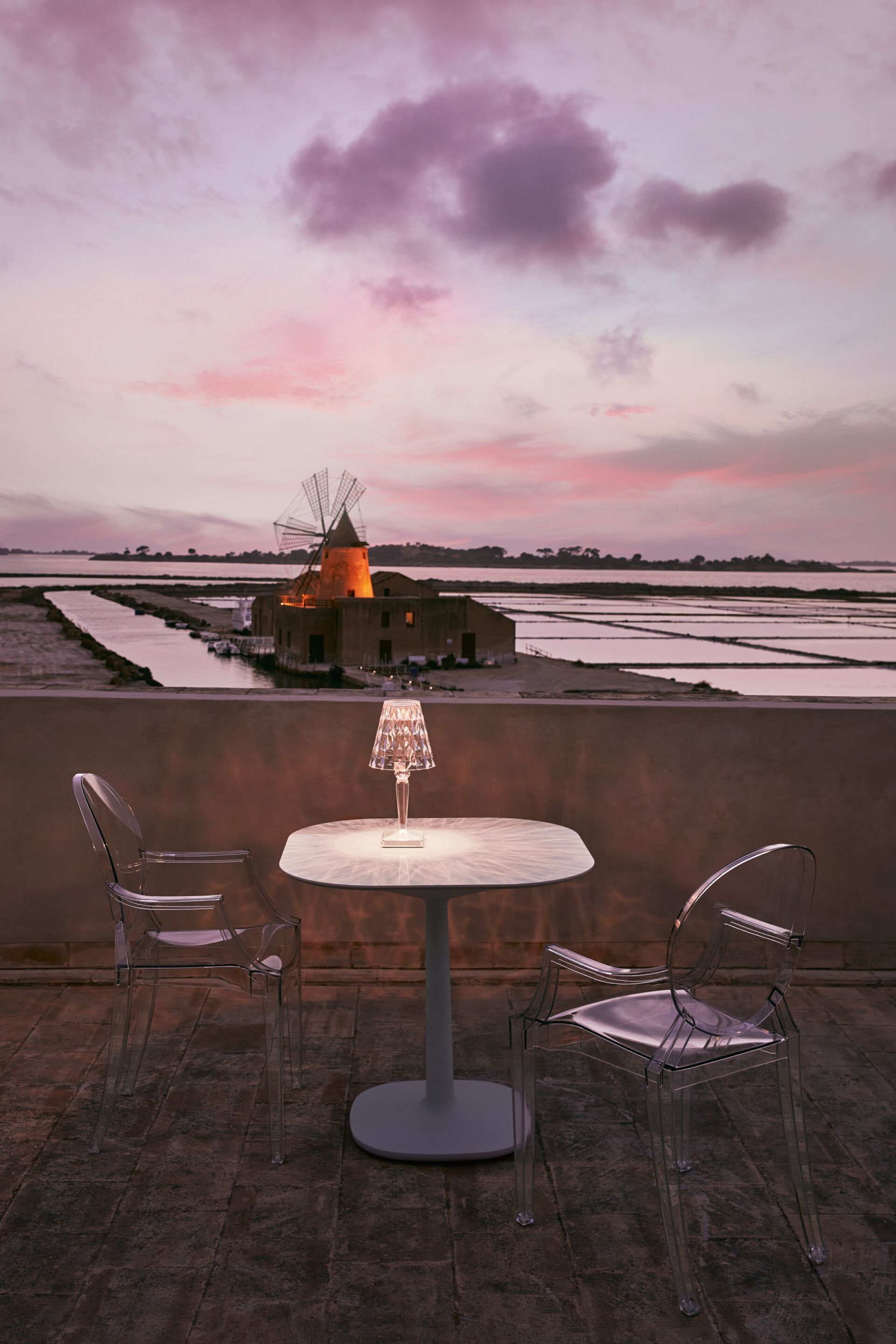 Светодиодная настольная лампа из инженерного пластика с батарейным питанием Kartell BATTERY ARCH-00018992 - Вид №23